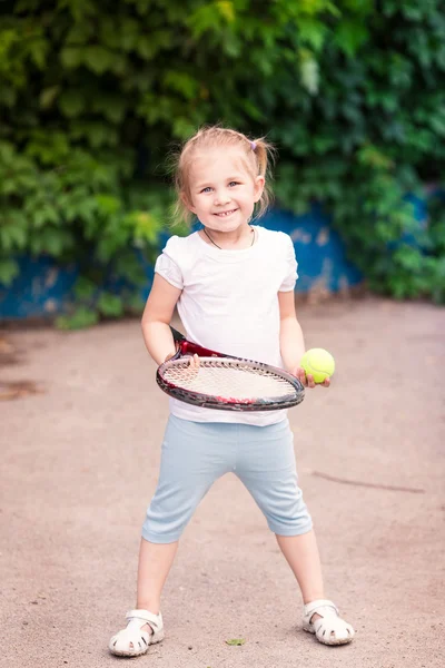 Roztomilé malé dítě hraje tenis — Stock fotografie