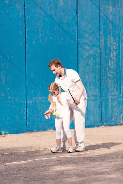 Instructor teaching a child how to play tennis — Stock Photo, Image