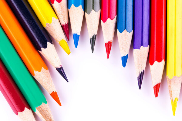 Цветные карандаши изолированы
