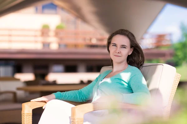 Beautiful smiling woman sitting in a cafe — Stock Photo, Image