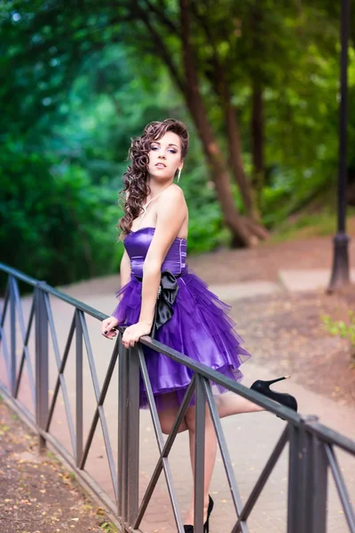 Hermosa joven en un hermoso vestido al aire libre — Foto de Stock