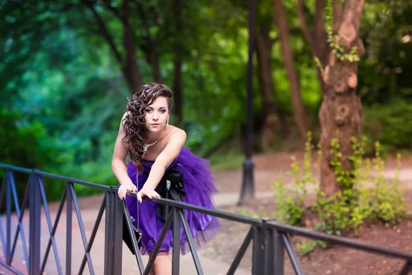 Mooi meisje in een mooie jurk buiten — Stockfoto