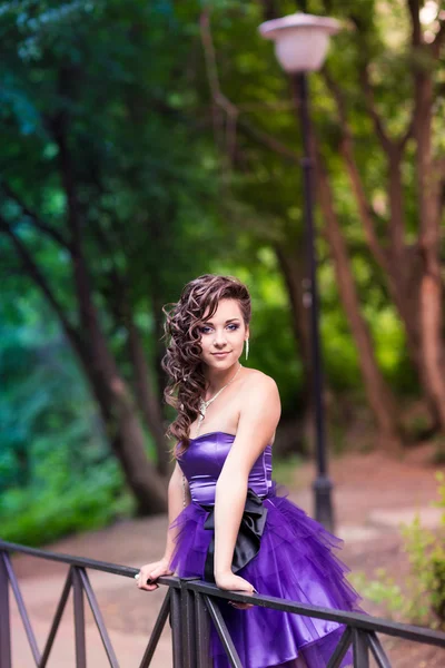 Όμορφη νεαρή κοπέλα σε ένα όμορφο φόρεμα, εξωτερική — Φωτογραφία Αρχείου