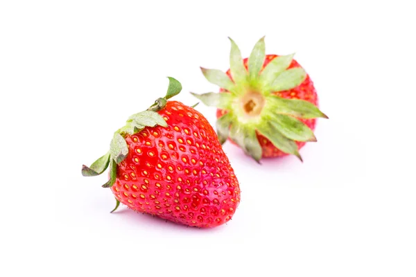 Fragole fresche isolate su fondo bianco. — Foto Stock