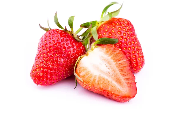 Fragole fresche isolate su fondo bianco. — Foto Stock