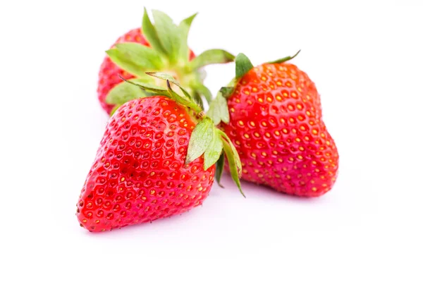 Frische Erdbeeren isoliert auf weißem Hintergrund. — Stockfoto
