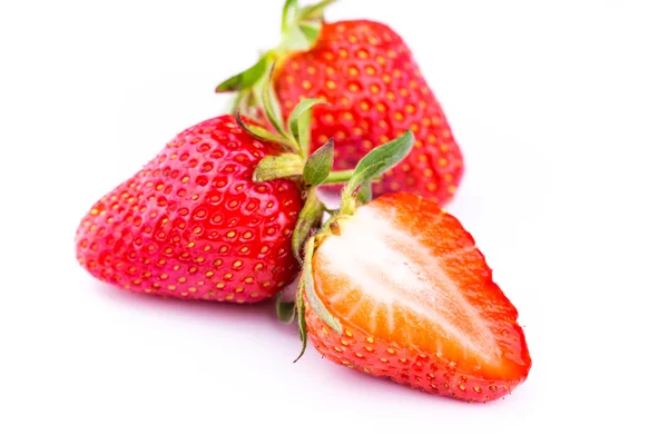 Fragole fresche isolate su fondo bianco. — Foto Stock