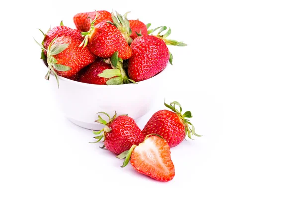 Fragole fresche isolate su fondo bianco. — Foto Stock