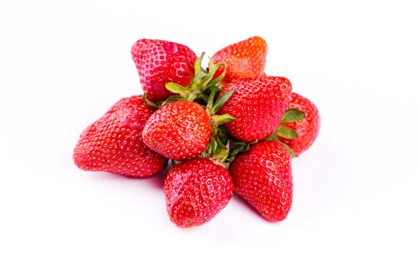 Frische Erdbeeren isoliert auf weißem Hintergrund. — Stockfoto