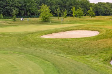 dalgalı çimde mükemmel bir golf alanı