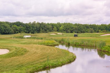 dalgalı çimde mükemmel bir golf alanı