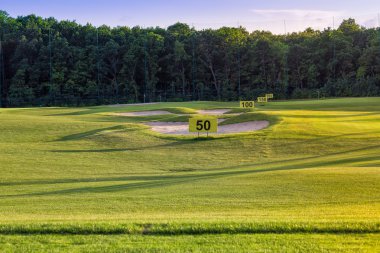 dalgalı çimde mükemmel bir golf alanı