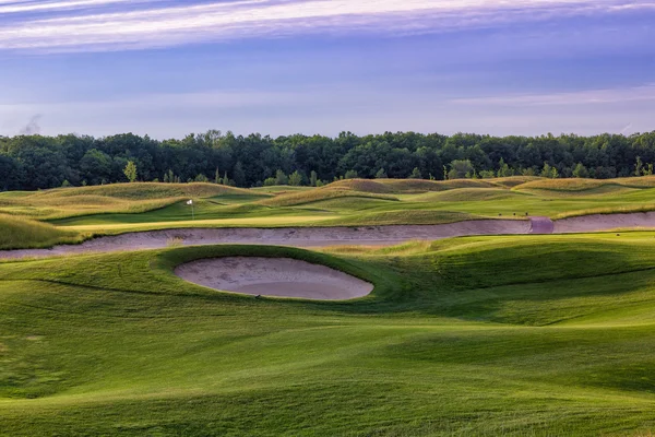 dalgalı çimde mükemmel bir golf alanı