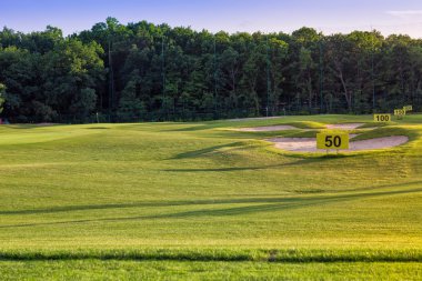 mükemmel dalgalı yeşil çimenlerin üzerinde bir golf alanı ile zemin