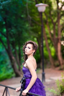 güzel genç kız güzel bir elbise açık