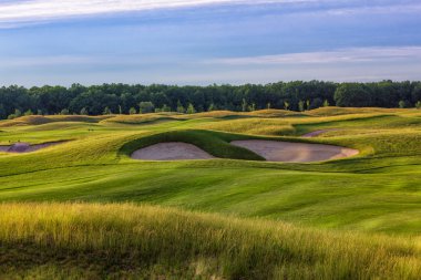 mükemmel dalgalı yeşil çimenlerin üzerinde bir golf alanı ile zemin