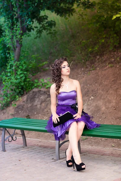 Hermosa joven en un hermoso vestido al aire libre —  Fotos de Stock