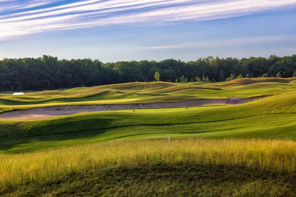 Suelo ondulado perfecto con hierba verde en un campo de golf —  Fotos de Stock
