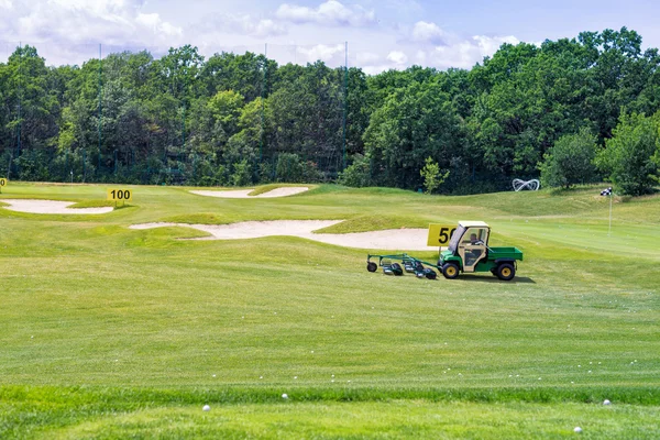 Suelo ondulado perfecto con hierba verde en un campo de golf —  Fotos de Stock