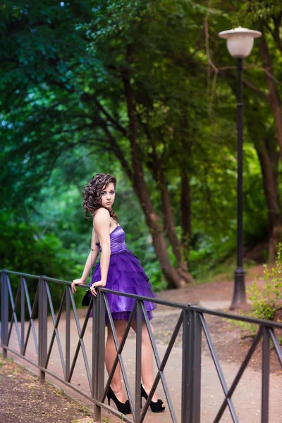 Hermosa joven en un hermoso vestido al aire libre — Foto de Stock