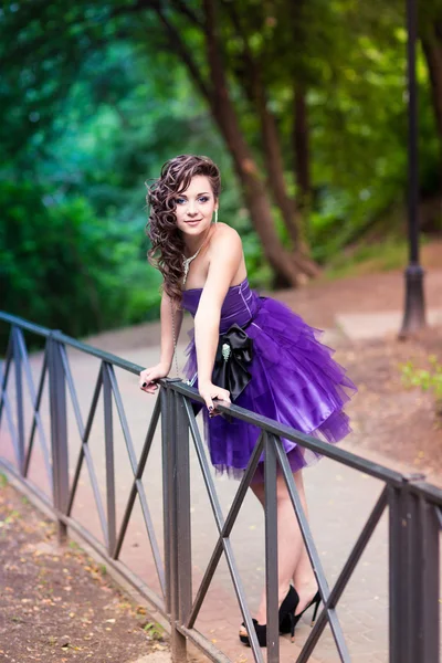 Menina bonita em um belo vestido ao ar livre — Fotografia de Stock