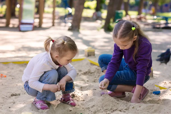 Счастливые маленькие девочки играют в почтовом ящике — стоковое фото