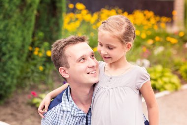 mutlu baba ve kız parkta oynarken