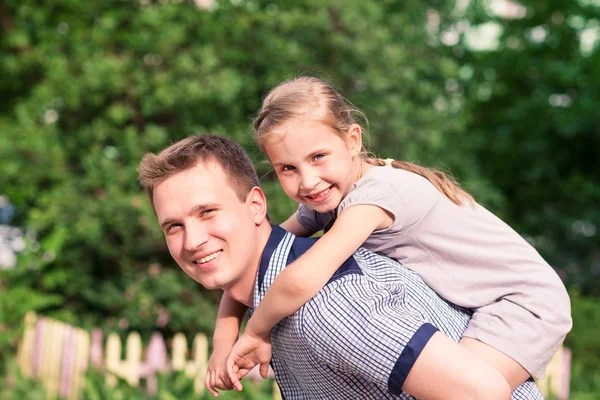 Счастливые отец и дочь играют в парке — стоковое фото