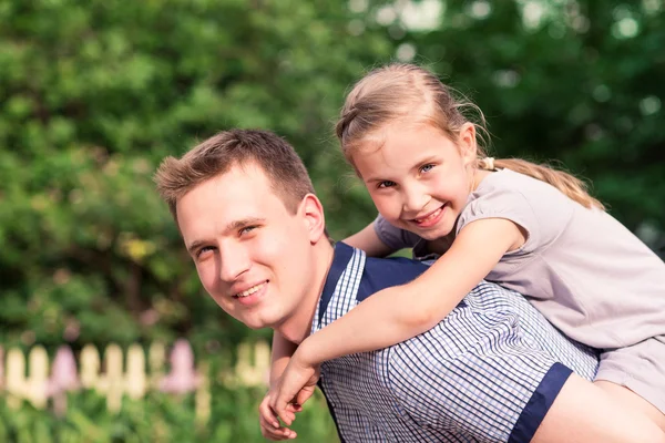 Happy father and daughter playing in the park — Stock Photo, Image