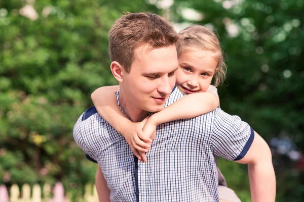 Happy father and daughter playing in the park — Stock Photo, Image