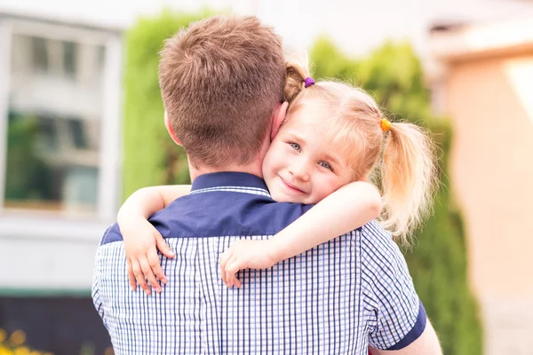 Happy father and daughter playing in the park — Stock Photo, Image