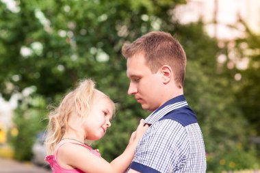 mutlu baba ve kız parkta oynarken