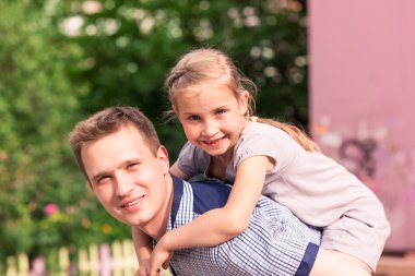 mutlu baba ve kız parkta oynarken