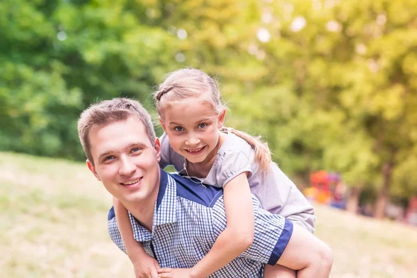 Feliz padre e hija jugando en el parque —  Fotos de Stock