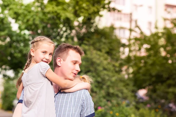 Happy father and daughter playing in the park — Stock Photo, Image