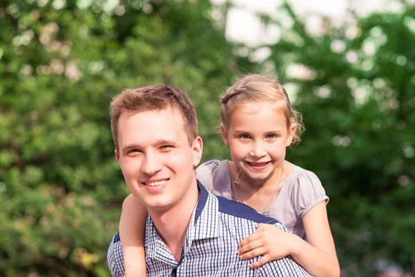 Lycklig far och dotter spelar i parken — Stockfoto