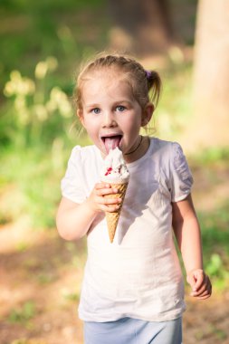 dondurma yeme mutlu sevimli çocuk