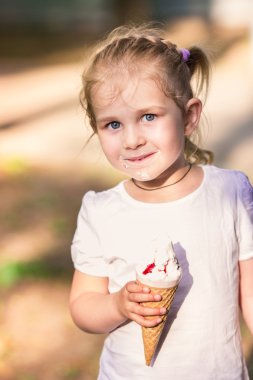 dondurma yeme mutlu sevimli çocuk