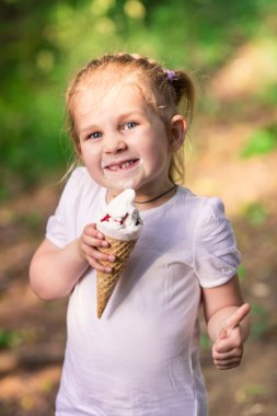 dondurma yeme mutlu sevimli çocuk