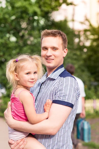 Happy father and daughter playing in the park — Stock Photo, Image