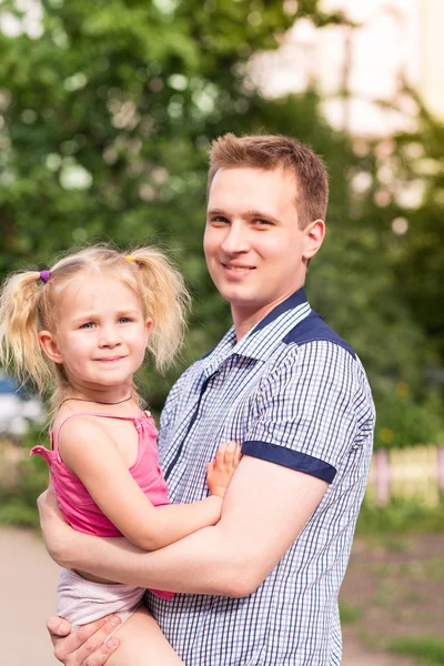 Šťastný otec a dcera hraje v parku — Stock fotografie