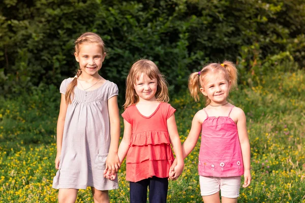 Mutlu küçük açık parkta çocuklar — Stok fotoğraf