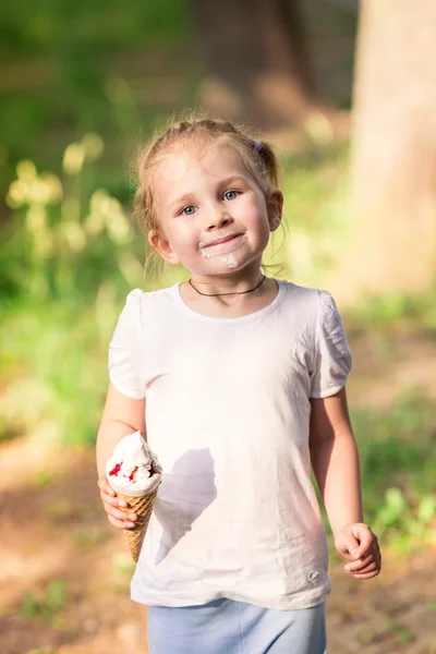 Felice bambino carino mangiare gelato — Foto Stock