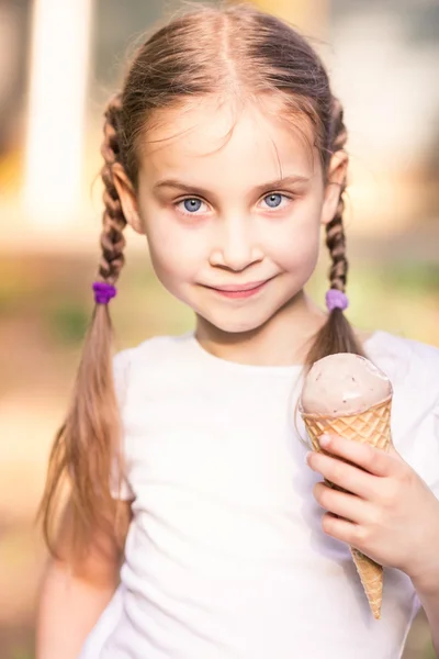 Glückliches süßes Kind, das Eis isst — Stockfoto