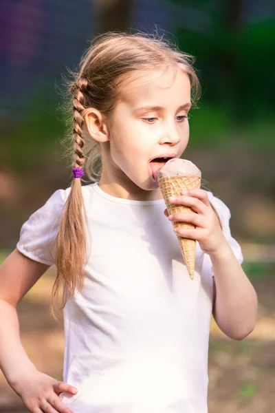 アイスクリームを食べて幸せかわいい子 — ストック写真