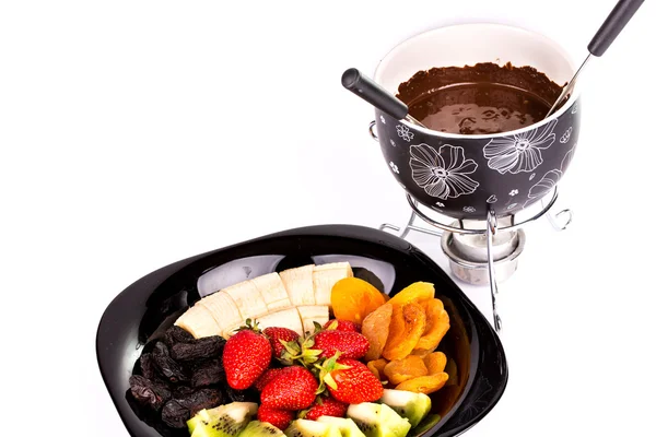 Шоколадное фондю с фруктами, выделенными на белом — стоковое фото