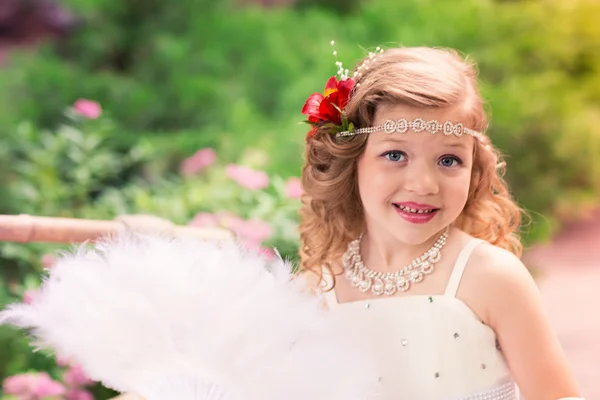 Affascinante bambina in un bellissimo vestito all'aperto — Foto Stock