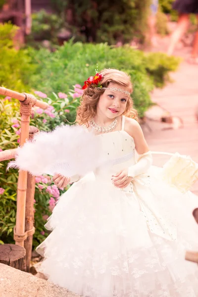 Okouzlující holčička v krásných šatech venkovní — Stock fotografie