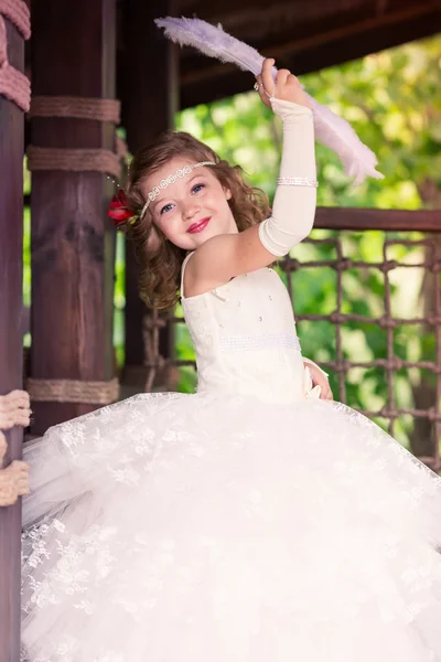 Affascinante bambina in un bellissimo vestito all'aperto — Foto Stock