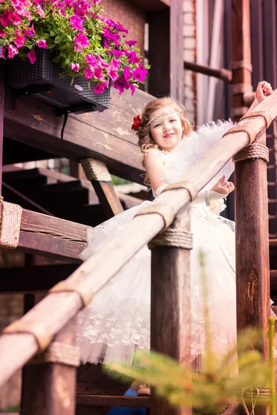 Encantadora niña en un hermoso vestido al aire libre —  Fotos de Stock